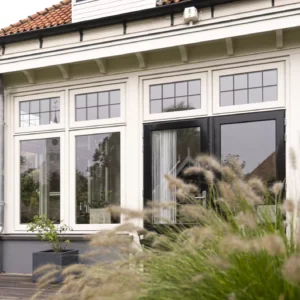 Nieuw dubbelglas in houten kozijnen
