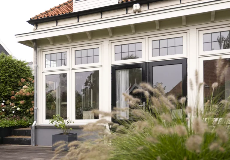 Nieuw dubbelglas in houten kozijnen
